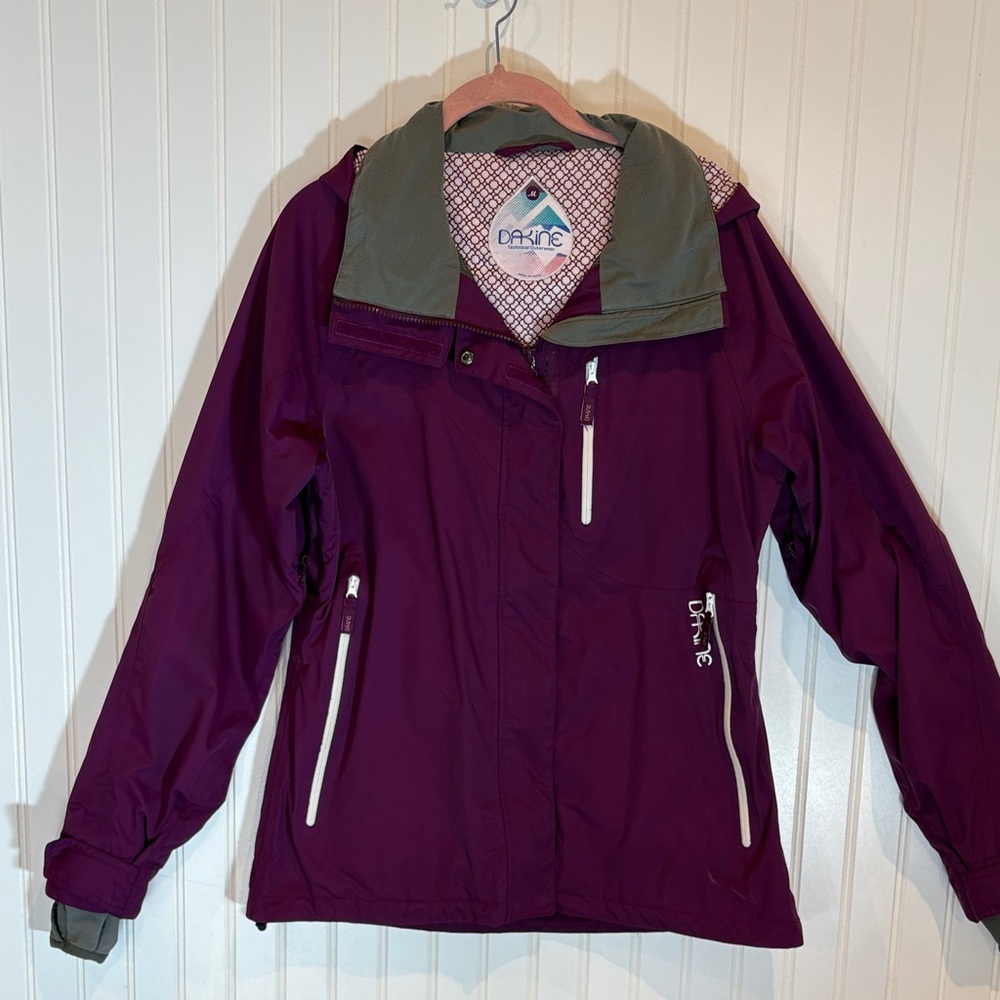 Dakine women’s light weight ski jacket/Raincoat in Deep Purple